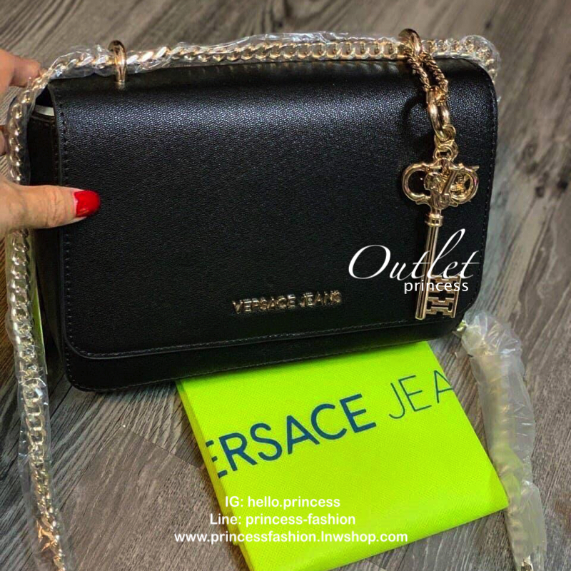 VERSACE JEANS BAG กระเป๋าสะพายจากแบรนด์ดัง วัสดุ Saffiano PVC คุณภาพดี นิ่ม น้ำหนักเบา ด้านหน้าประดับด้วยโลโก้แบรนด์สุดหรู เปิดปิดกระเป๋าแบบกระดุมแม่เหล็ก ด้านในโล่งกว้างมีช่องซิปและช่องเล็กสำหรับใส่ของ ซับในลายแบรนด์ สายสะพายโซ่สลับหนังรุ่นนี้สามารถสะพาย