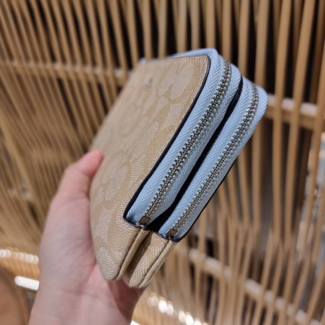 COACH F54057 DOUBLE ZIP WALLET IN SIGNATURE กระเป๋าคล้องมือ size L ใบนี้ใส่มือถือได้ทุกรุ่น ขนาดกำลังดี พกพาสะดวกมากๆ วัสดุหนังสังเคราะห์ ภายในเป็นผ้าสีสวยคม ใส่ธนบัตร ใส่บัตรได้เยอะ ใส่มือถือได้สบายๆทุกรุ่น ตอบโจทย์สาวๆที่ไม่ชอบพกเยอะวุ่นวายจ้า ใบนี้เอาอ