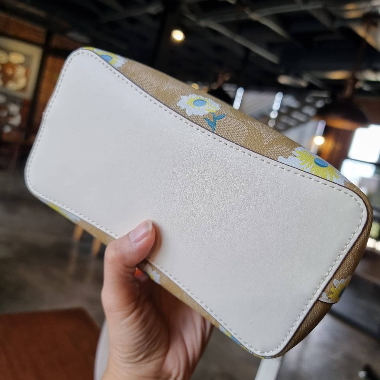 OUTLET 】COACH C3411 SMALL TOWN BUCKET BAG IN SIGNATURE CANVAS WITH DAISY PRINT สวยสดใสมาให้ถึงบ้านจ้า!! กระเป๋าทรงบัคเก็ตยอดฮิต รอบนี้น่ารักมุ้งมิ้งไม่เลิก ดีไซน์ลายดอกเดซี่คละรอบใบ วัสดุหนังแคนวาสเคลือบลาย ปากกระเป๋าเปิด-ปิดด้วยกระดุมแม่เหล็ก 2ฝั่ง มีหูจ