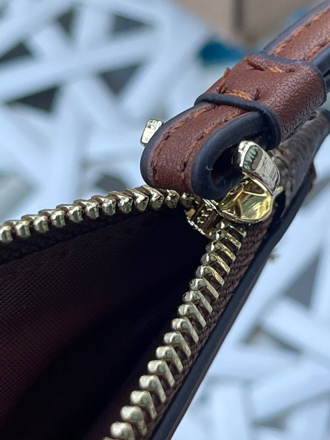 COACH TECH WALLET IN SIGNATURE CANVAS อีกหนึ่ง collection ของกระเป๋าสตางค์ที่ดีไซน์ทันสมัยให้ใช้งานได้แบบครบครัน เป็นกระเป๋าสตางค์ ที่มีช่องสำหรับใส่โทรศัพท์มือถือ ธนบัตร เหรียญ และบัตรต่าง ๆ ใช้งานแบบ2ด้าน เพิ่มความสะดวกสบายด้วยสายคล้องมือ ช่วยให้พกไปไหน