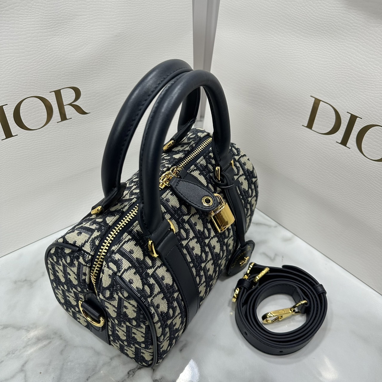 DIOR Groove 20 Bag / Dior Keepall Macrocannage Leather / Oblique Jacquard กระเป๋าสะพายทรงบอสตัน Keepall ทันสมัยและสง่างาม ใช้งานได้ทั้งแบบสะพายไหล่หรือสะพายแบบครอสบอดี้ เหมาะเป็นไอเทมคู่ใจในชีวิตประจำวัน เกรดออริ 1:1