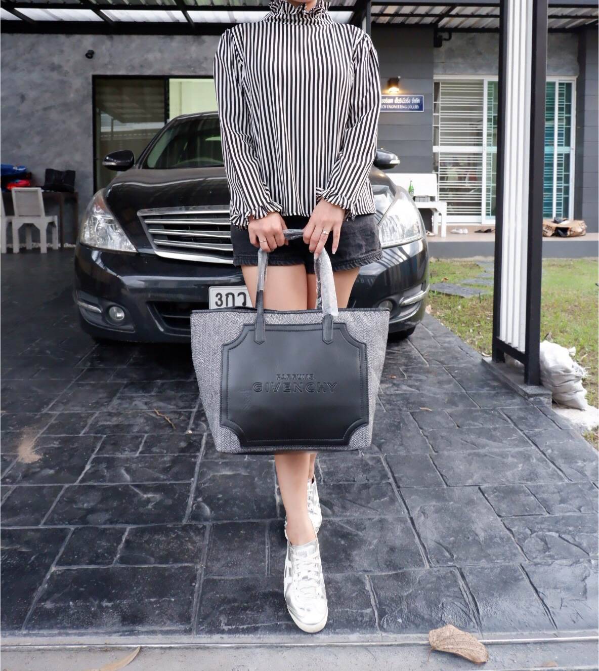 New in! กระเป๋าถือหรือสะพายสุดชิคจาก Givenchy Perfume Counter ของแท้100 (ไม่ใช่งานเลียนแบบ) วัสดุ Canvas ด้านหน้าเป็น PVC ปั้มแบรนด์ **สวยหรู ภายในเป็น Polyester 100% สกรีนลายโลโก้สวยเก๋ เปิดปิดด้วยกระดุมแม่เหล็ก ขนาดกำลังดี จุของได้ เยอะค่ะ น้ำหนักเบา สา