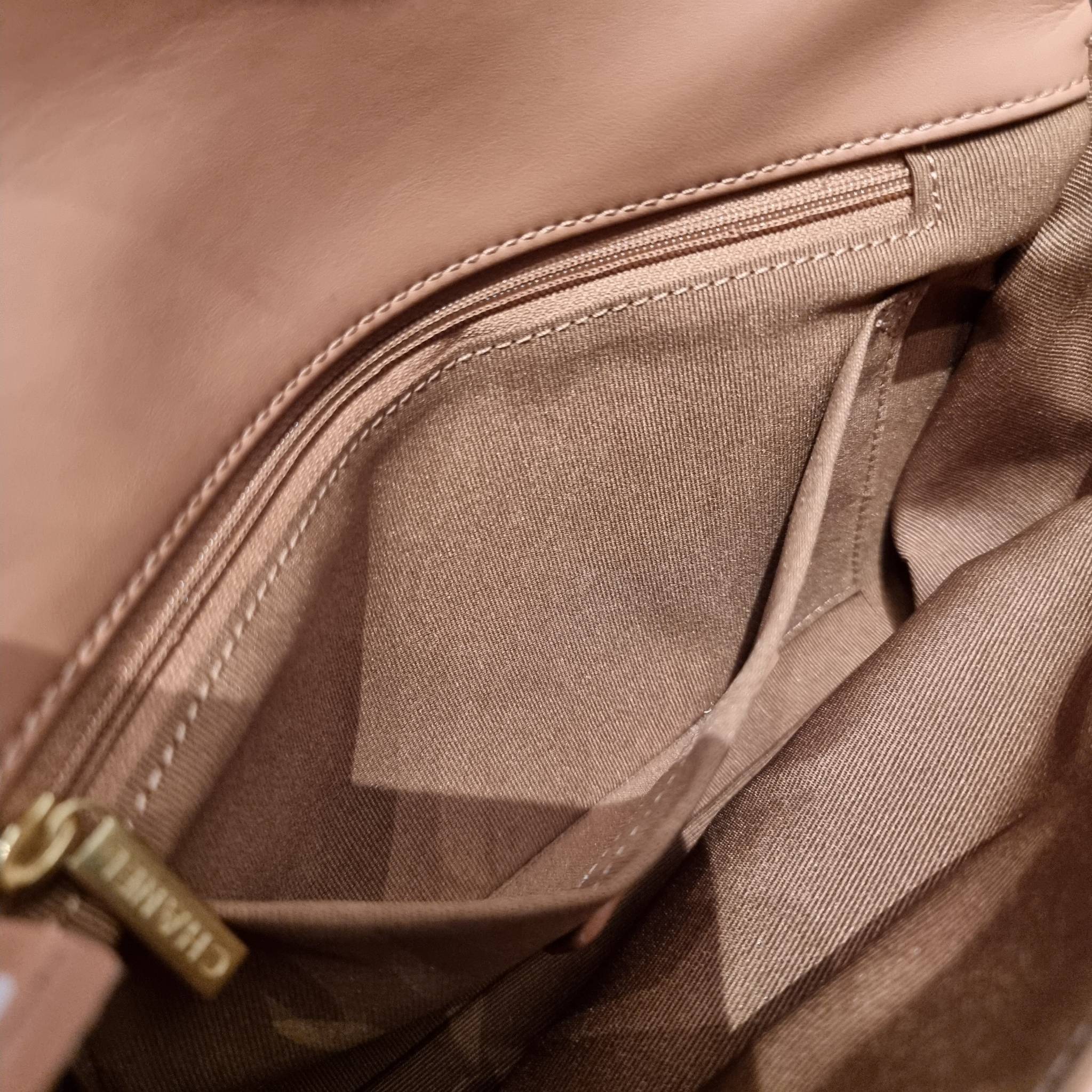 VIP 】สวยหรูพร้อมเสิร์ฟ!! กับไอเท็มสุดเลิฟจาก Chanel กระเป๋าสะพายที่สุดของความคุ้มค่า วัสดุหนังแกะนิ่มเต็มใบ เปิด-ปิดกระเป๋าด้วยตัวบิดล็อค ภายในกระเป๋าบุผ้าสวยหรู มีช่องโล่งกว้างจุของได้สบาย ใส่โทรศัพท์ กระเป๋าสตางค์ได้ มีช่องซิป 1 ช่อง ช่องย่อย 1 ช่อง ดีเ