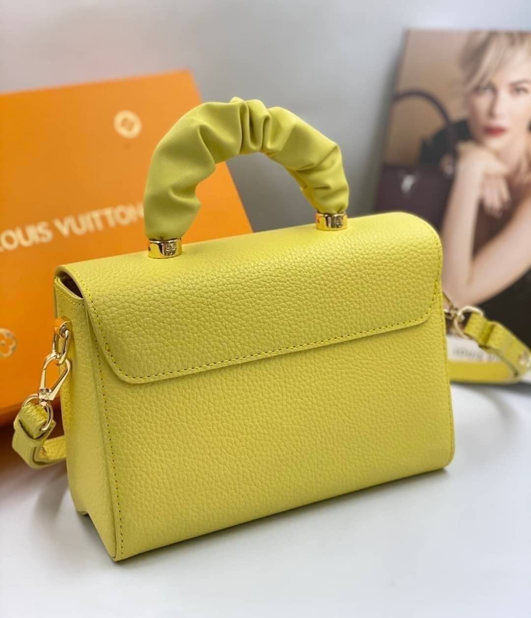 หนังแท้ LOUIS VUITTON Scrunchie Twist Bag พร้อมส่งที่ไทย เกรดออรินอลงานหนังแท้ทั้งใบ ภาพสินค้าถ่ายจากงานขายจริง ใช้งานต่างประเทศได้