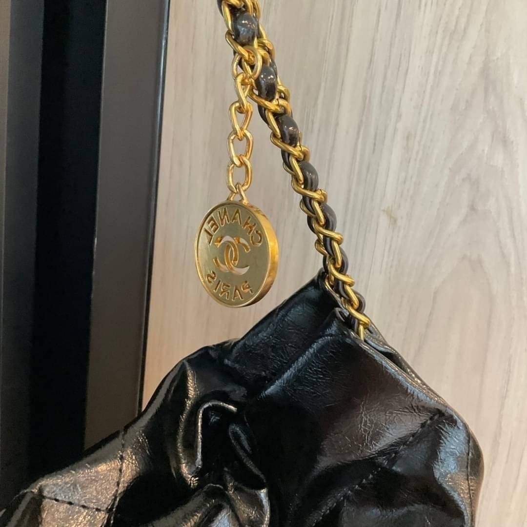 CHANEL 22 LEATHER HANDBAG พร้อมส่ง 2 สี ทรงยอดฮิตในปี 2023 กระเป๋าหิ้วหรือคล้องไหล่ได้ หนังอย่างดี หนังนิ่มมากๆ ยืดยุ่นได้ดีมีความทนทาน **ราคาพิเศษสุดคุ้ม งานสวยเกินราคา