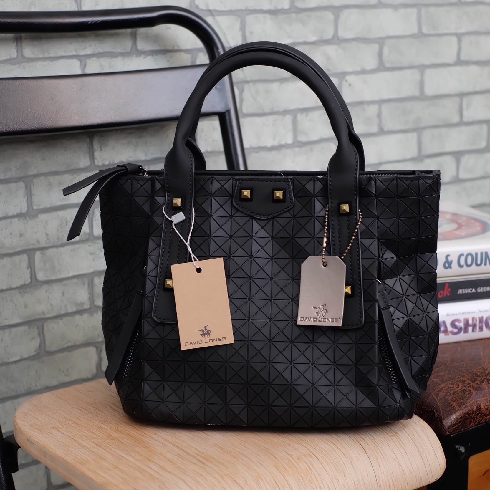 สินค้ามาใหม่ค่า สี ดำด้าน ลายใหม่ 😊 ทรงสุดฮิตจากแบรนด์ David Jones กระเป๋า ทรง Tote ตัวกระเป๋าเย็บติด ด้วยแผ่นอคิลิค สีดำสุดหรู ดีไซน์เกร๋ #จุดเด่นที่ น้ำหนักเบา สามารถ ถือ หรือ สะพายไหล่ได้คะ ใบใหญุจุของคุ้ม แต่น้ำหนักเบาคะ มีใบเดียวจบ #ควรมีติดต