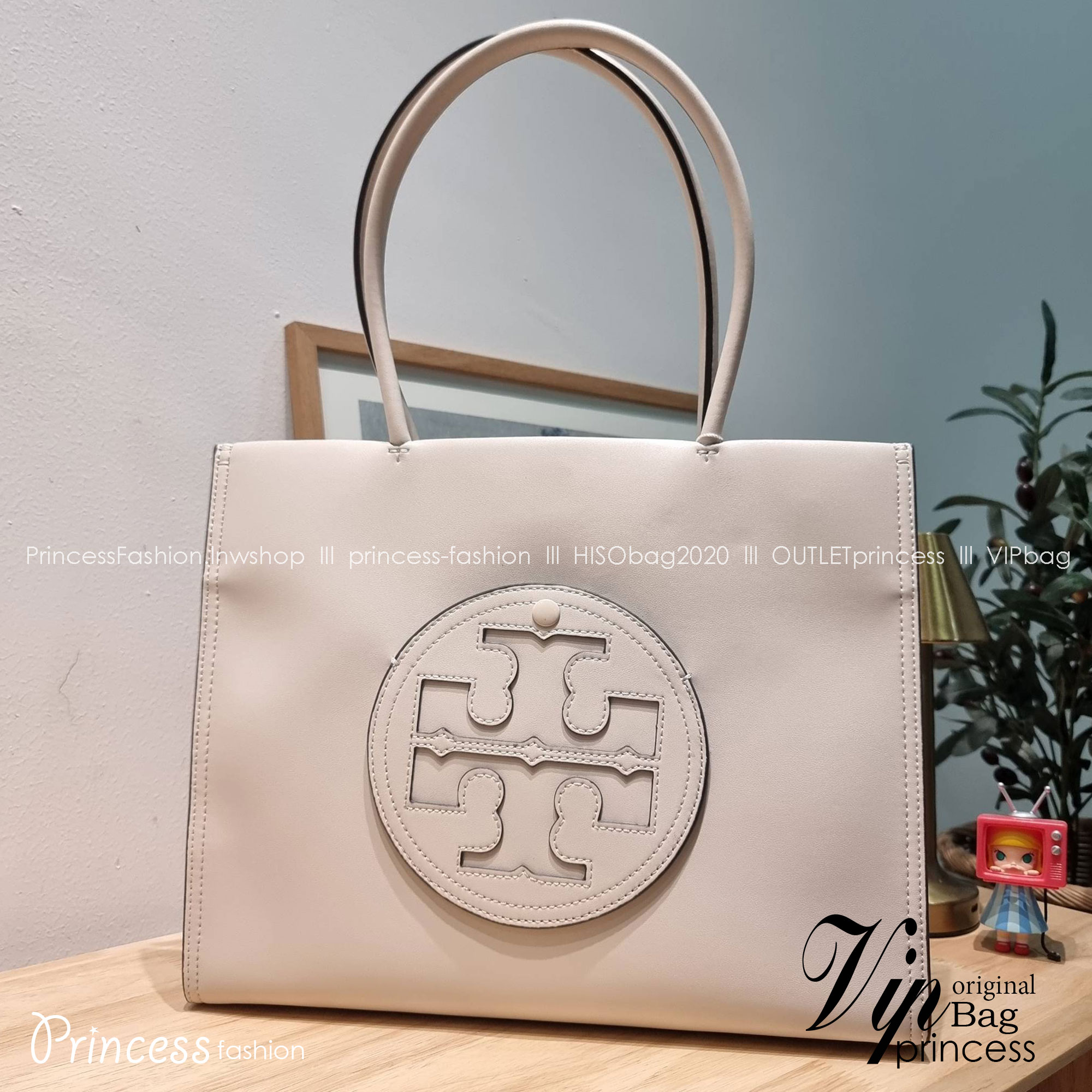 TORY BURCH ECO ELLA TOTE BAG / TORY TOTE BAG พร้อมส่ง 3 สี กระเป๋าสะพายทรงโท้ท ขนาดกำลังสวย จุของได้เต็มที่ รูปทรงคลาสสิคชวนใช้ โดดเด่นด้วย patch โลโก้ คอลเลคชั่นน้องใหม่ ส่งมาให้สาวๆได้ใจฟูอีกหนึ่งไอเท็ม