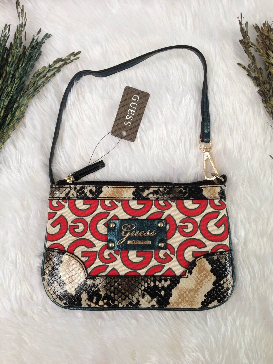 Guess clutch bag กระเป๋าคลัชถือ มาพร้อมสายสะพาย น้ำหนักเบา สีสันสวยงาม แต่งแคนวาสด้วยอักษรG สลับหนังลาย โลโก้โลหะสลักบนหนัง สามารถใส่ iPhone 8+ ได้ สวยหรู น่าใช้มากค่า