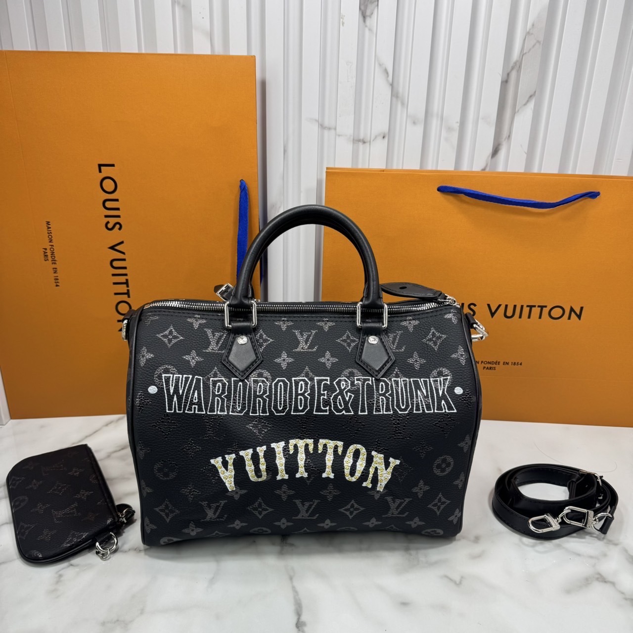 ORI หนังแท้ | LV Speedy P9 Bandoulière 30 Jackets กระเป๋าสะพายทรงหมอนสปีดี้ หนังสีดำสะท้อนถึงสไตล์ร็อค ประดับด้วยคริสตัล Swarovski® สีแดงอันโดดเด่น