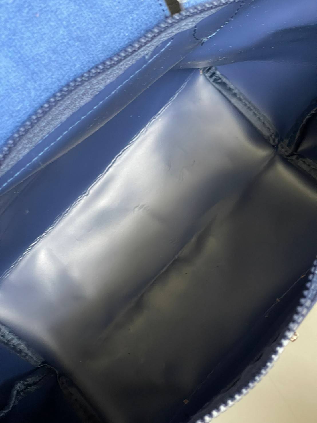 Longchamp Le Pliage Neo Size S มาพบกับกระเป๋ารุ่นยอดนิยม ที่สาวๆ ต้องมีไว้เก็บไว้สักใบ กระเป๋าโท้ทใบนี้ มาพร้อมกับสีที่มีสไตล์เรียบง่าย มีสายสะพายยาวช่วยให้คุณสามารถสะพายไหล่ได้อย่างสบาย ในขณะที่ที่ปิดแบบซิปช่วยให้คุณมั่นใจได้ว่าของด้านในมีความปลอดภัย Le 