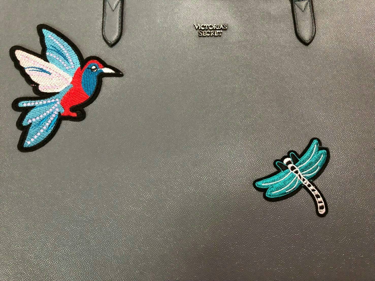 Victoria’s Secret Tote Bag 2019 กระเป๋าถือหรือสะพายลายหนังคาเวียร์ สวยด้านหน้าประดับด้วยโลโก้ ตัวกระเป๋าแต่งด้วยลายปักสวยเก๋ ปากกระเป๋าเปิดปิดด้วยซิปสะดวกใช้ ภายในมีช่องโล่งและช่องเล็กไว้แบ่งเก็บของ ใส่หนังสือ เอกสาร A4 Notebook ipad กระเป๋าสตางค์ ของใช้ไ