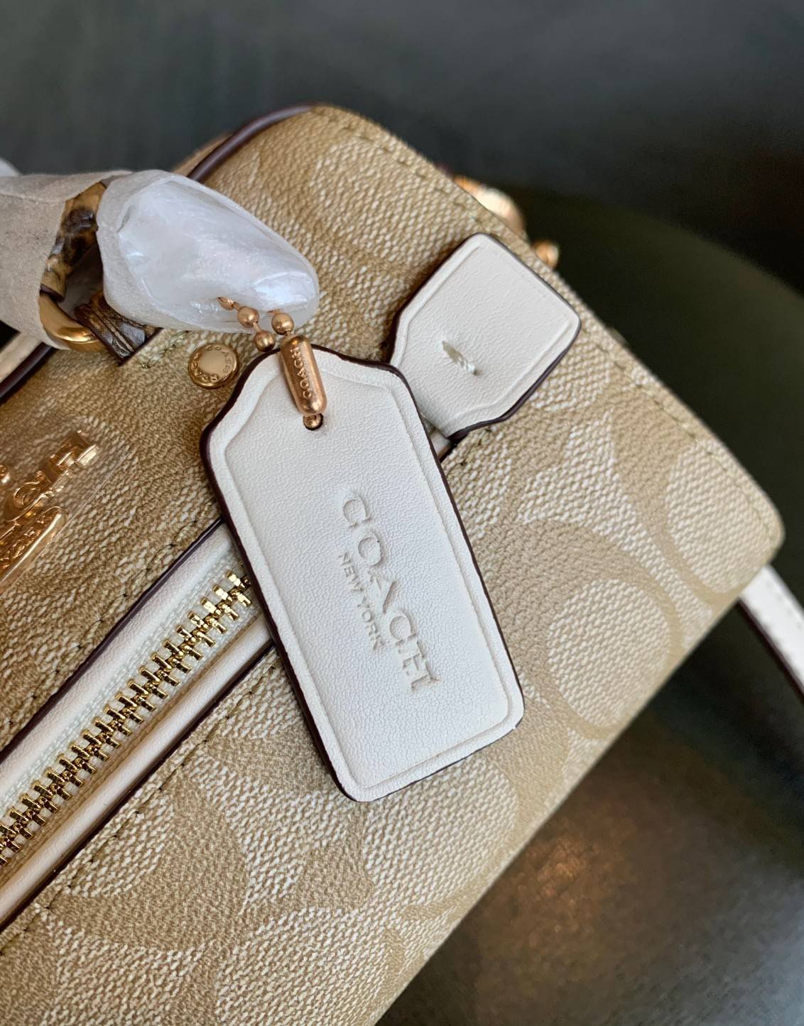 จิ๋วแต่แจ๋วไปเลยค่าา😘 COACH MICRO ROWAN CROSSBODY ((2300)) MINI พร้อมส่ง! บอกเลยสาวๆห้ามพลาด ใบจริงสวยมากๆค่ะ! กระเป๋าขนาดมินิๆ หนังCanvas ผสมหนังบายหูตรงหูหิ้วได้ลงตัวสวยวามมากๆเลยค่ะ//ด้านหน้ามีช่องซิปเล็กใส่เหรียญ เปิดปิดช่องหลักแบบซิป ภายในใส่