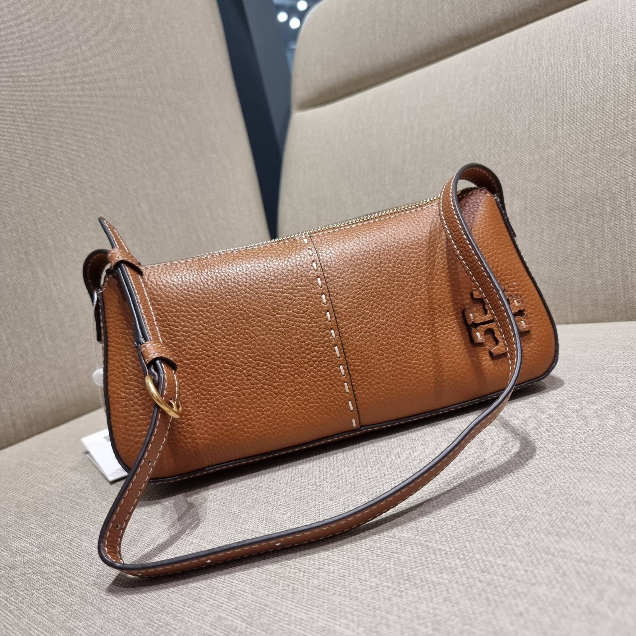 TORY BURCH MCGRAW WEDGE กระเป๋าสะพายไหล่ ทรงสวยไม่ซ้ำ ไม่เกร่อ!! สะดวกใช้งาน ดีไซน์เรียบแต่แฝงความหรู และคลาสสิคในตัว วัสดุหนังลูกวัว สัมผัสดี สวยคม เปิด-ปิดด้วยซิป ภายในเป็นช่องโล่ง มีช่องย่อยเก็บบัตร มาพร้อมสายสะพายในตัว ปรับได้อีกเล็กน้อย ไอเท็มนี้เหมา