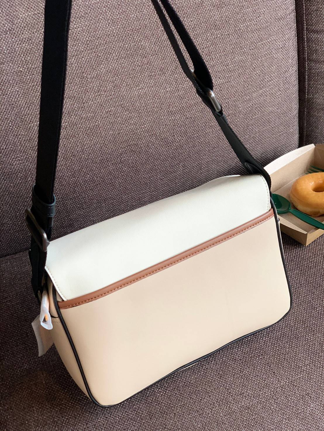 ไม่มีถือว่าพลาดมากๆ สำหรับรุ่นนี้ ใหม่เอี๋ยมเลยค่าา😘 COACH TRACK CROSSBODY IN COLORBLOCK ((4141//4021)) พร้อมส่งที่ไทย ใหม่ล่าสุดค่ะ! กระเป๋าสะพายครอสบอดี้ร์หรือสะพายข้าง หนังแท้ชั้นดีที่สุด หนังนิ่มสวยมากๆค่ะ ด้านหน้าเย็บป้ายหนังโลโก้แบรนด์ เปิดป