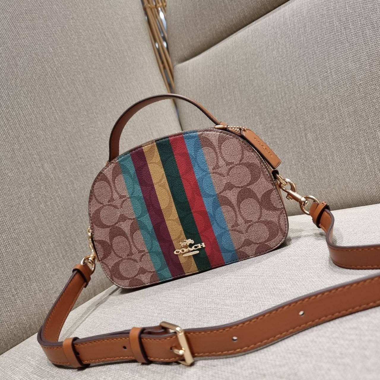 COACH C5642 SERENA SATCHEL IN SIGNATURE CANVAS WITH STRIPE ดีไซน์ stripe ที่แสนจะโดดเด่น กับคอลเลคชั่นยอดฮิต ที่ sold out ไปแล้วในหลายประเทศ!! กระเป๋าสะพายข้างทรงสวย ลุคผู้ดี วัสดุหนังแคนวาสสลับหนังแท้ เปิด-ปิดด้วยซิป 2 ช่องหลัก ภายในเป็นช่องโล่ง เก็บของไ