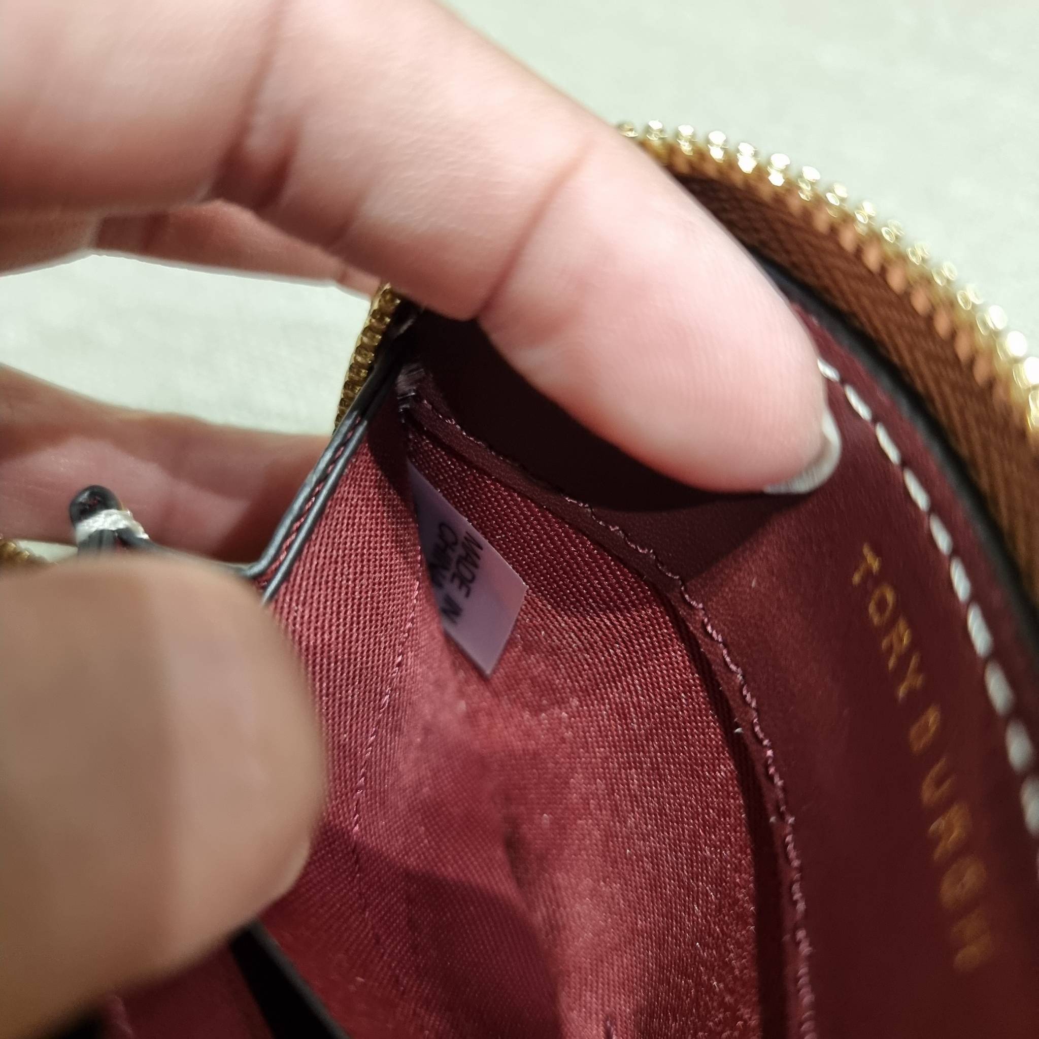 TORY BURCH T MONOGRAM ZIP COIN CASE จัดไปเลยจ้า กับกระเป๋าสตางค์รับทรัพย์ ใบสั้น สวยหรู ขนาดเหมาะมือ ถือแล้วขับผิว วัสดุผ้า jacquard ตัดสลับหนังแท้ รูดเปิด-ปิดด้วยซิป ภายในมีช่องใส่บัตร ใบนี้ใส่เหรียญ ใส่ธนบัตรได้ (พับ) พกพาได้สะดวก ไม่กินพื้นที่กระเป๋าใบ