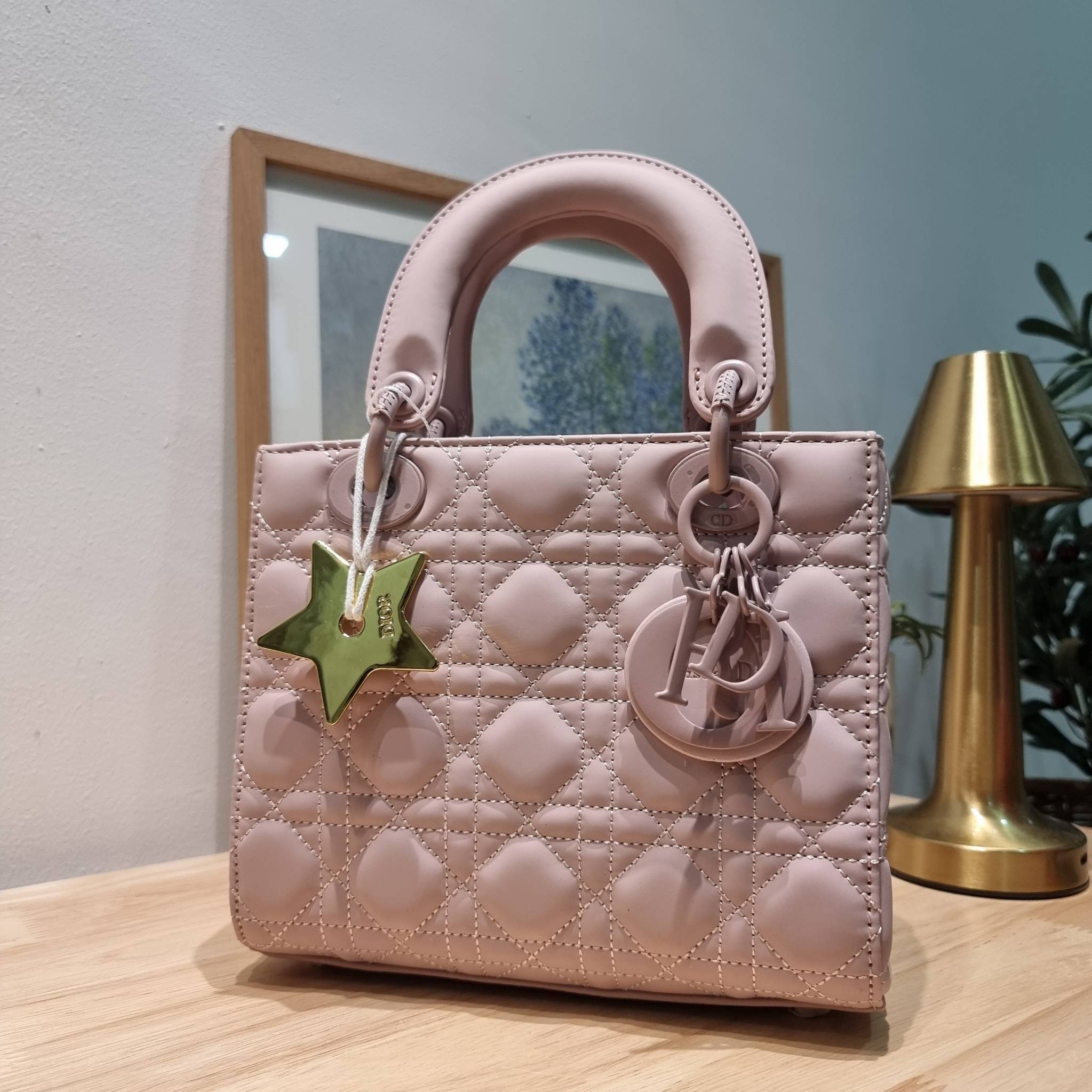 SMALL LADY DIOR MY ABCDIOR BAG Ultramatte Cannage Calfskin / CD LADY ULTRAMATTE BAG พร้อมส่ง กระเป๋าสะพายข้าง ดีไซน์เรียบง่าย แต่แฝงไปด้วยความหรูหรา ทรงกล่องคลาสสิค โดดเด่นด้วยพวงกุญแจอะไหล่สีเดียวกับตัวกระเป๋า ผิวแมทท์ ลายเส้นซ้อนทับสวยงาม