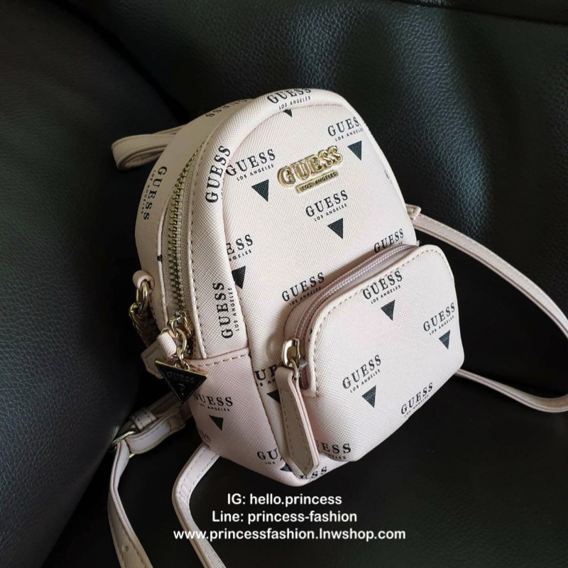 กระเป๋าสะพายข้าง Guess ด้านหน้าติดชื่อแบรนด์ มีช่องซิปด้านหน้า ด้านบนเป็นช่องเปิดปิดซิปมีสัญลักษณ์แบรนด์ติดที่ตัวจับซิปด้วย ด้านในเป็นช่องกว้าง มีช่องเสียบสิ่งของด้วยค่ะ ตัวสายสะพายเป็นโซ่ตัดต่อกับสายหนัง สามารถปรับระดับได้ สวยเก๋ขนาดนี้ รีบมาจับมาจองเป็น