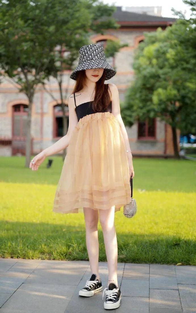 ALEXANDER WANG HEIRESS POUCH IN RHINESTONE MESH จัดให้แบบสุดตัว กับไอเท็มที่สาวๆต่างเรียกร้อง กับกระเป๋าพอชตกแต่งพลอยเทียม หรูหรา โดดเด่น ดูแพง ด้วยการตัดเย็บเรียงร้อยลงบนตาข่ายเนื้อละเอียด ทำให้ดูดีมีราคางดงามจริงๆ เปิด-ปิดด้วยซิป ขนาดกำลังสวย ภายในเป็นช