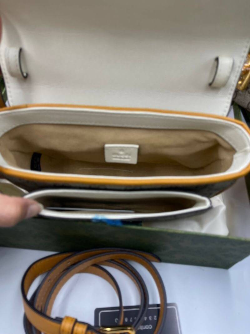 VIP GIFT 】หนังแท้ GUCCI mini Padlock bag GG Supreme canvas หนึ่งในแบรนด์เนมยอดฮิตระดับโลกที่สายแฟชั่นตัวจริงต้องมีสักใบในตู้ เพราะเป็นแบรนด์ที่เหล่าบรรดาเซเลปและดาราใช้กันเยอะมาก รุ่นก็เป็นอีกหนึ่งใบที่คุ้มค่าคุ้มราคามากค่ะ ด้วยดีไซน์ที่ใช้งานได้หลายโอกาส