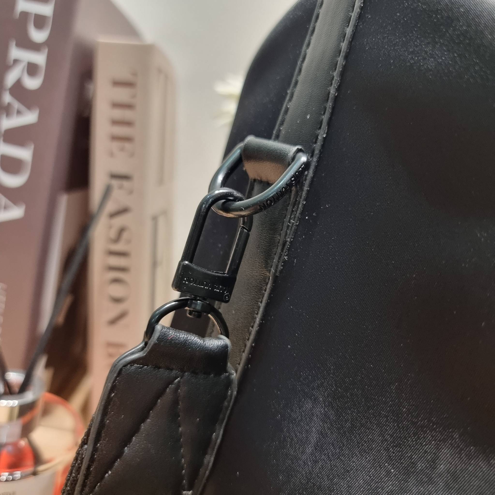 LV KEEPALL 50B SNOW BAG กระเป๋าเดินทางสุดคลาสสิค ประจำฤดูกาล Winter 2022 สไตล์สปอร์ต ทึ่ใครๆก็เฝ้ารอ ไอเท็มที่จะทำให้การเดินทางไม่ธรรมดาอีกต่อไป ด้วยดีเทลความเป็นเอกลักษณ์ เรียบแต่หรู ดีไซน์ลายปักความเป็นเอกลักษณ์ผสาน ลวดลายโมโนแกรมฟลาวเวอร์ ลงบนผ้าไนลอนร