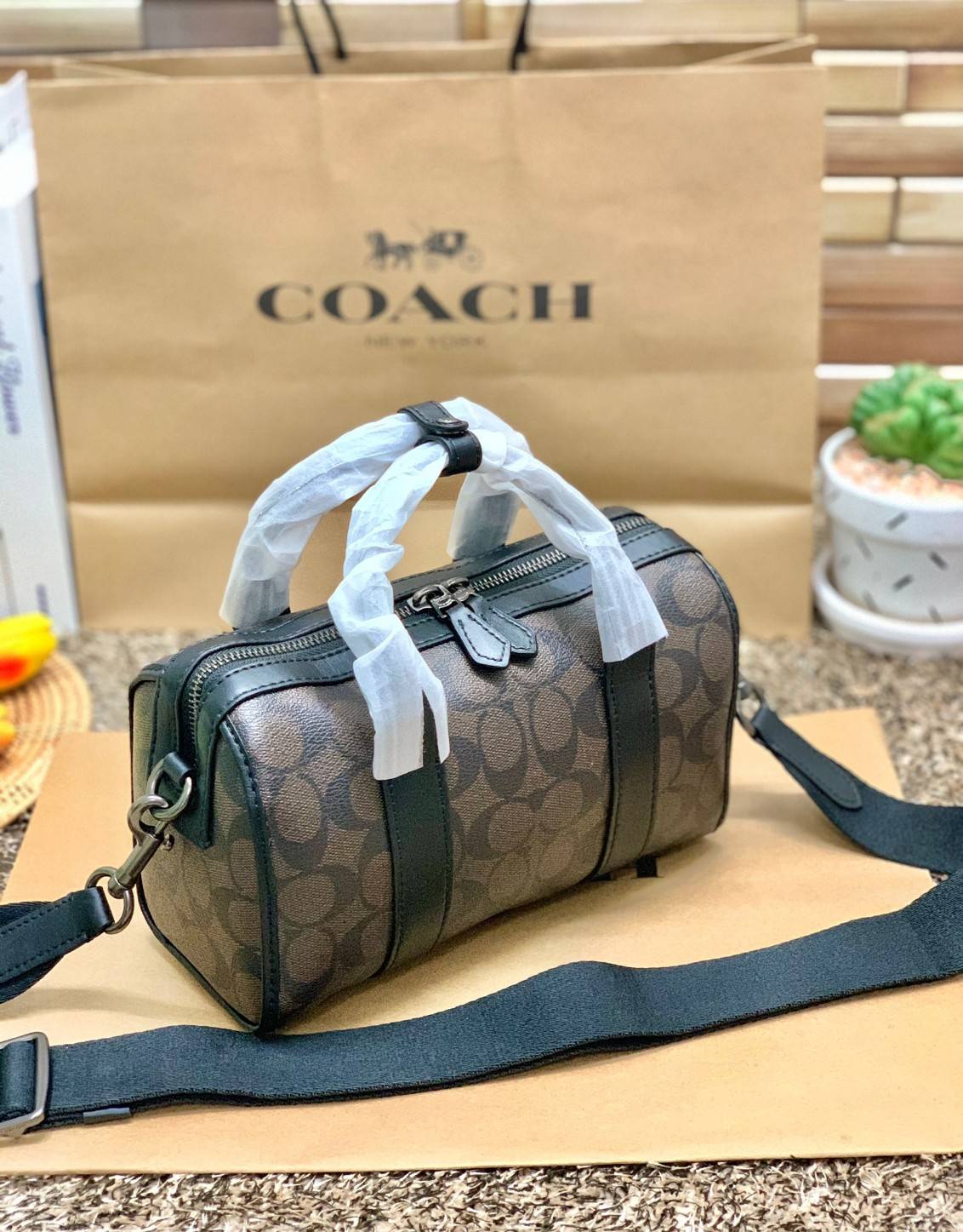 COACH GOTHAM DUFFLE 24 IN SIGNATURE CANVAS CA186 พร้อมส่ง กระเป๋าทรงหมอนรุ่นใหม่บ่าสุดปี 2022 รุ่นนี้สามารถใช้ได้ทั้งชาย//หญิง หนังแท้อย่างดี นิ่มทรงสวย มากๆค่ะ เปิด-ปิดกระเป๋าแบบซิปคู่ด้านบนมีกระดุมรวบหูหิ้วให้ด้วยนะคะ ภายในกระเป๋าสามารถใส่สัมภาระที่จำเป