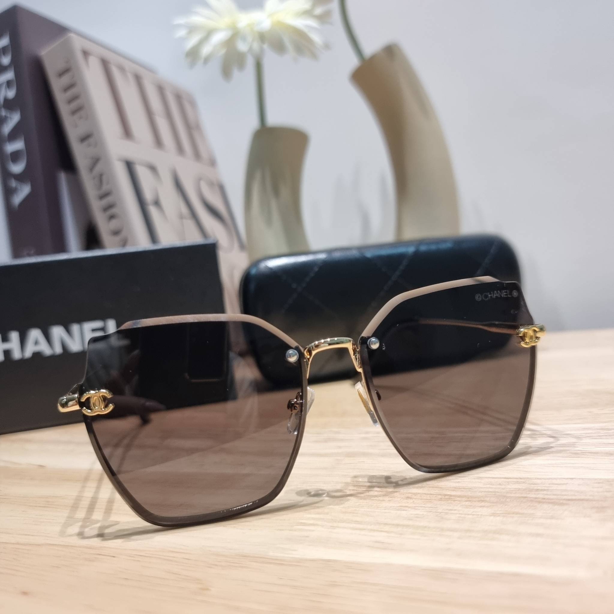 Chanel Sunglasses UV protection gift Box set สุดคุ้ม มาพร้อมอุปกรณ์ครบเซ็ท ดีไซน์ชิคมากแม่!! รับรองไม่ซ้ำใคร ใส่เสริมโหงวเฮ้ง ดูผู้ดี มีพกติดตัวไว้ไม่ตกเทรนด์ ใช้ได้ทุกโอกาส