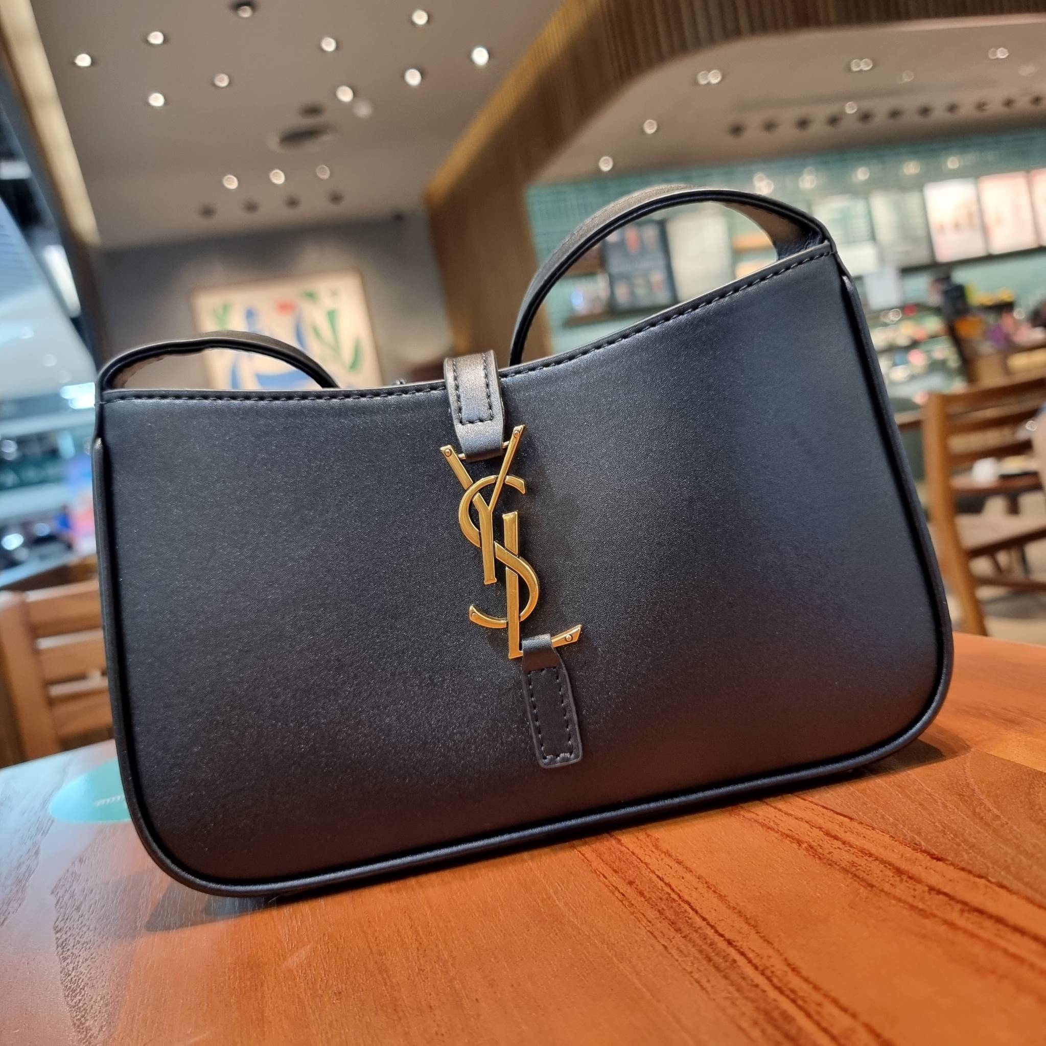 YSL LE 5 À 7 HOBO BAG IN SMOOTH LEATHER / Yves Saint laurent hobo bag กระเป๋าสะพายไหล่ ดีเทลหรู สวยครบทุกมุม ตอบโจทย์สาวๆทุกไลฟ์สไตล์ เพราะใช้งานได้ง่ายและสะดวก วัสดุหนังแท้ สัมผัสดีงาม น้ำหนักเบา ดูแพงที่สุด โดดเด่นด้วยโลโก้ สามารถเกี่ยวคล้องเพื่อล็อคปิด
