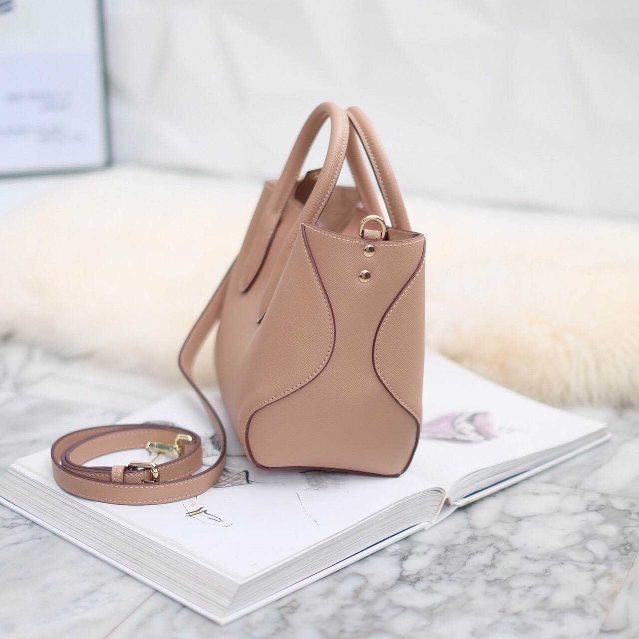 KEEP รุ่น COZY สวย ตอบโจทย์ ด้วยรูปทรงที่ เรียบหรู ทรงกระเป๋า ปรับได้ 2 แบบ เก็บทรง หรือ ขยายทรงได้ ตอบโจทย์ทุกการใช้งาน หนังกระเป๋า Saffiano อย่างดี ภายใน บุด้วย ผ้า Craft เอกลักษณ์เฉพาะ ทำให้ กระเป๋าเบา และ เพิ่มความสวยงาม ภายใน ทำช่อง แยก เฉพาะ สำหรับเ