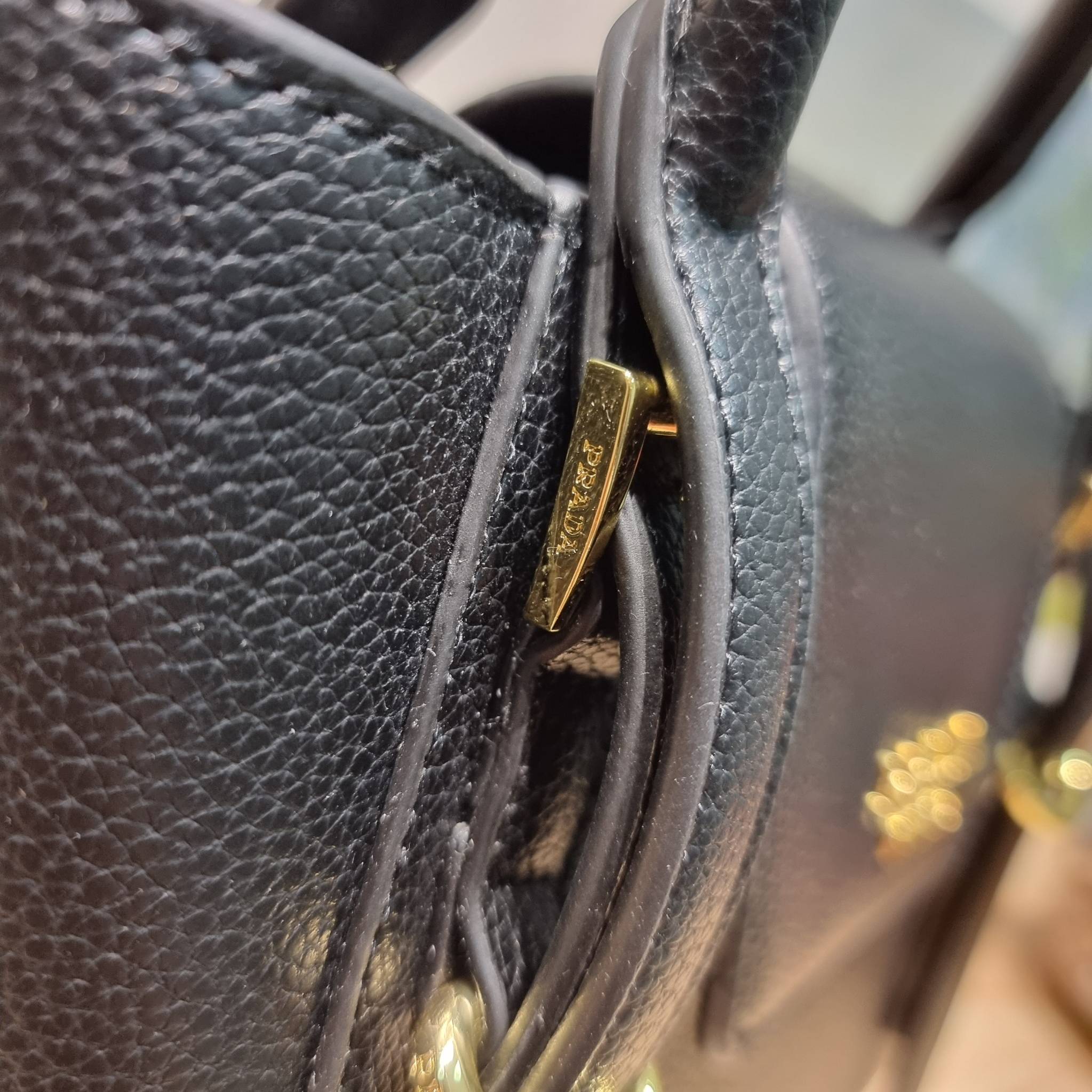 PRADA Saffiano leather bag / Prada leather bag กระเป๋าถือ/สะพายล่าสุด ที่ดีไซน์เรียบหรู สวยคมชัด เต็มไปด้วยดีเทลน่าใช้ สายคล้องไหล่ที่สามารถถอดออกได้