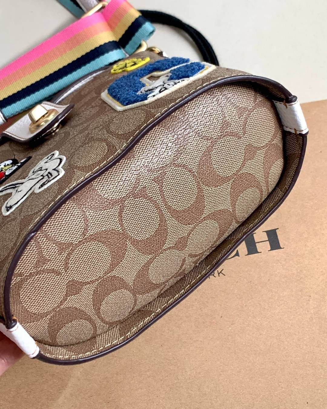 COACH C4113 - COACH X PEANUTS ADDIE CROSSBODY IN SIGNATURE CANVAS WITH VARSITY PATCHES พร้อมส่งทันที่! ลิมิเตทจาก Coach x Peanuts ที่รังสรรค์ลวดลายการ์ตูนลงบนกระเป๋าได้ซุกซนน่ารักดีมากๆค่ะ