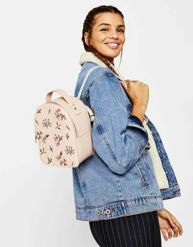 Bershka backpack bag ✔️รุ่นหายากค่ะ กระเป๋าสะพายหลัง หนังซาฟเฟียโน่ ด้านหน้าปักรูปดอกไม้ งานปักเน้นๆ สวยงามมากๆค่ะ เปิดปิดกระเป๋าแบบซิป ภายในโล่ง ใส่ของได้จุนะค่ะ สายสะพายด้านหลังเลื่อนปรับฟรีไซด์ค่ะ รุ่นนี้ขนาดกำลังดี น้ำหนักเบา ใบจริงน่ารักน่าใช้
