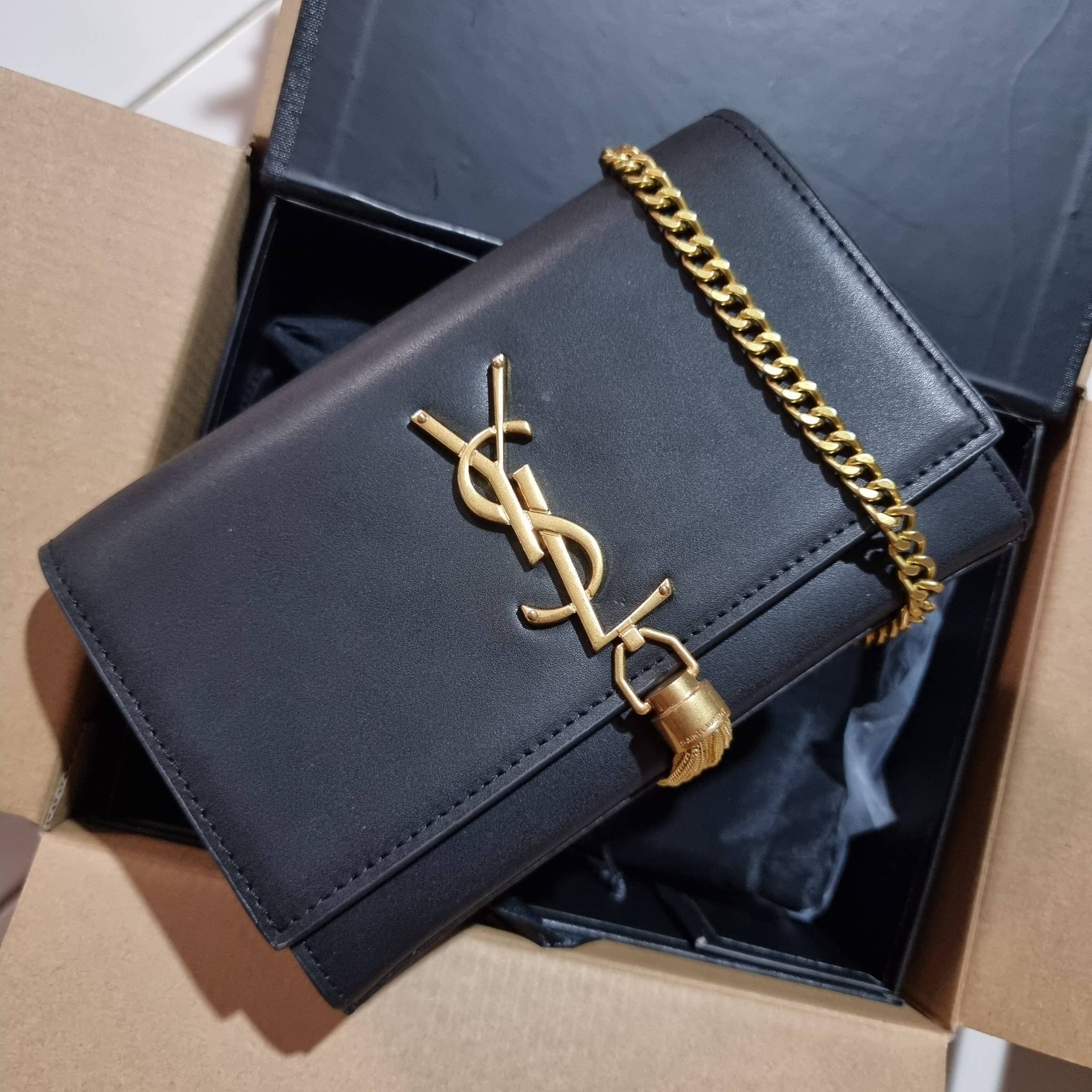 Yves Saint laurent small kate bag สุดหรู ทรง woc ที่แสนจะฮอตปรอทแตก ดีไซน์เรียบ แต่แอบมีดีเทลความหรูที่พู่ห้อยสีทองโดดเด่น เพิ่มความแพงอีกหนึ่ง วัสดุหนังแท้สัมผัสดีงาม ใช้งานง่ายเพียงแค่เปิด-ปิดด้วยกระดุมแม่เหล็ก ภายในเป็นช่องโล่ง มีช่องใส่บัตร ใส่มือถือ 
