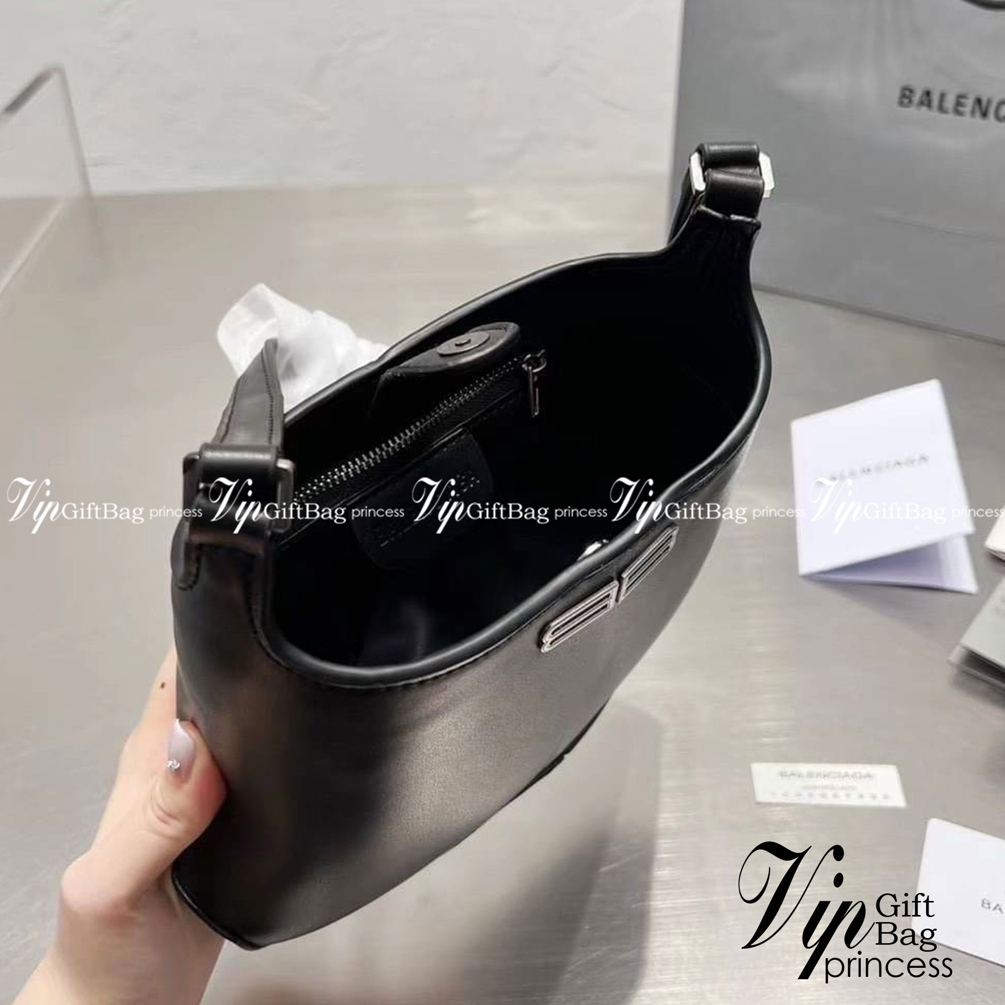 BALENCIAGA xx Small Hobo Bag / BALENCIAGA hobo Bag สุดหรูกับกระเป๋าสะพายทรงโท้ท ไซส์มินิ เรียบหรู ดูแพงมาก สีลูกคุณมากๆ!! ผิวสัมผัสดี ภายในโล่ง จุของได้เยอะ เป็นอีกหนึ่งไอเท็มแนะนำ ที่ไม่อยากให้พลาดเลยจ้า
