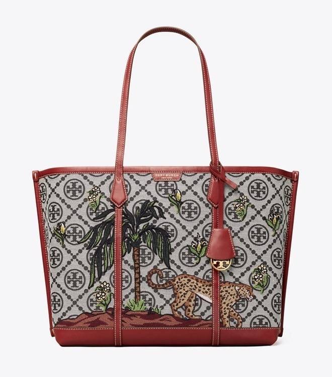 Tory Perry Embroidered T Monogram Triple Compartment Tote Bag เป็นแพทเทิร์นที่ได้รับแรงบันดาลใจจากการควิลท์สไตล์เพนซิลเวเนียดัตซ์ดั้งเดิมและเฉลิมฉลองโลโก้อันเป็นสัญลักษณ์ของแบรนด์ วัสดุผ้าแจ็คการ์ดแบบทอหนัง อะไหล่ทอง โดดเด่นด้วยลายเสือชีร์ต้าร์ งานเย็บปัก
