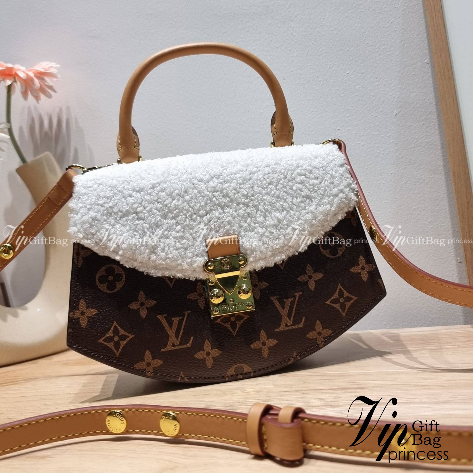 LV EDEN FLEECE bag / LV CROSSBODY HAND BAG กระเป๋าสะพายดีไซน์ใหม่ แรร์ไอเท็มที่สาวๆต้องมี! ดีไซน์ตกแต่งขนฟูนุ่ม วัสดุหนังแคนวาส เปิด-ปิดกระเป๋าด้วยอะไหล่กดล็อค ภายในเป็นช่องโล่ง มีช่องซิปแยก มีหูจับในตัวและสายครอสบอดี้มาให้ ใช้งานง่าย เหมาะกับทุกสไตล์การแ