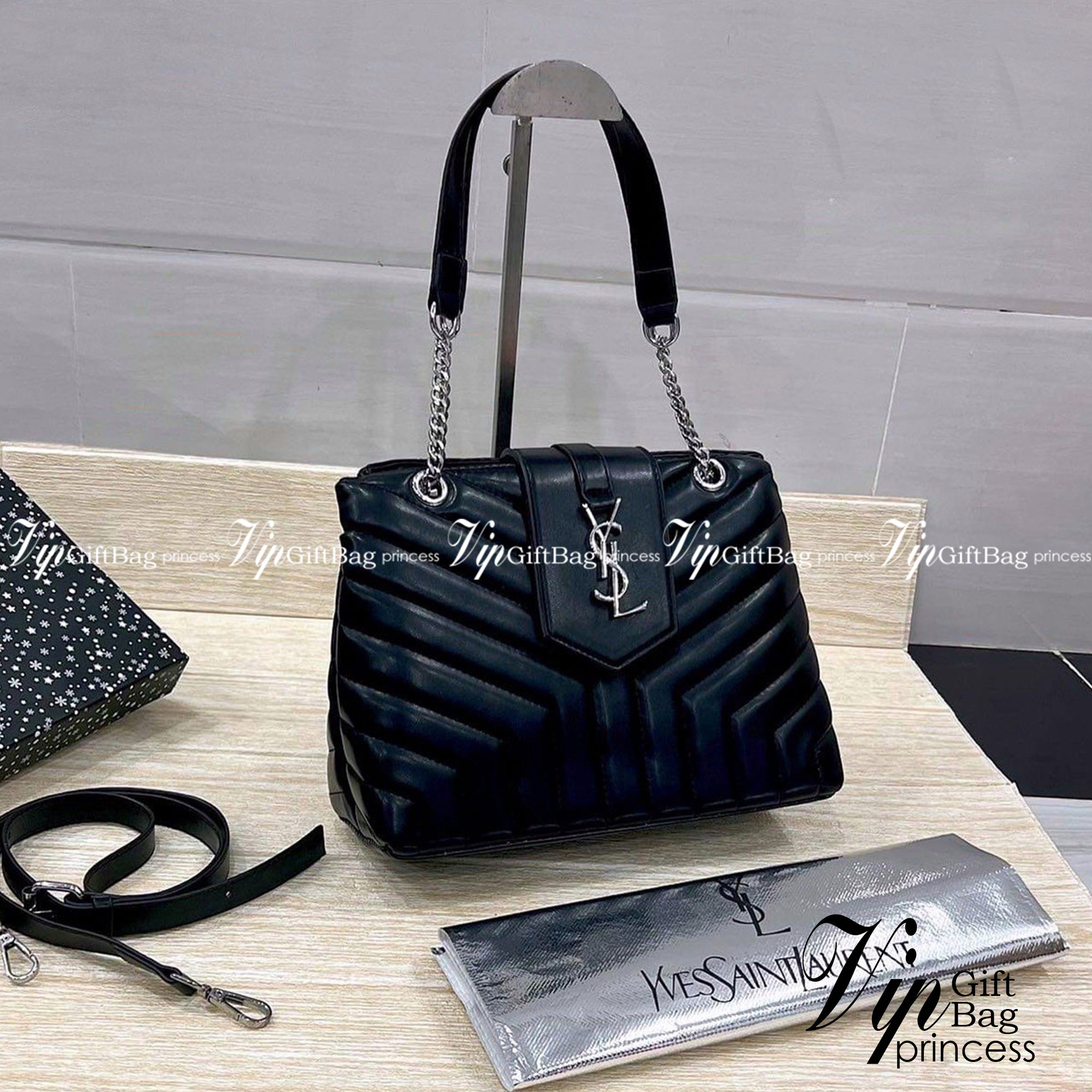 SAINT LAURENT YSL Loulou small quilted leather shoulder bag รุ่นยอดนิยม หายากที่สาวๆตามหา ใบนี้เลย!! สวยหรู ผู้ดี กระเป๋าสะพายไหล่ ดีไซน์อยู่ทรง สะพายได้ 2 แบบ สายหนังสลับโซ่ในตัว และสายยาวถอดได้ สวยคลาสสิคแฝงความหรูด้วยโลโก้สีทองอร่าม และสีเงินโดดเด่น สา