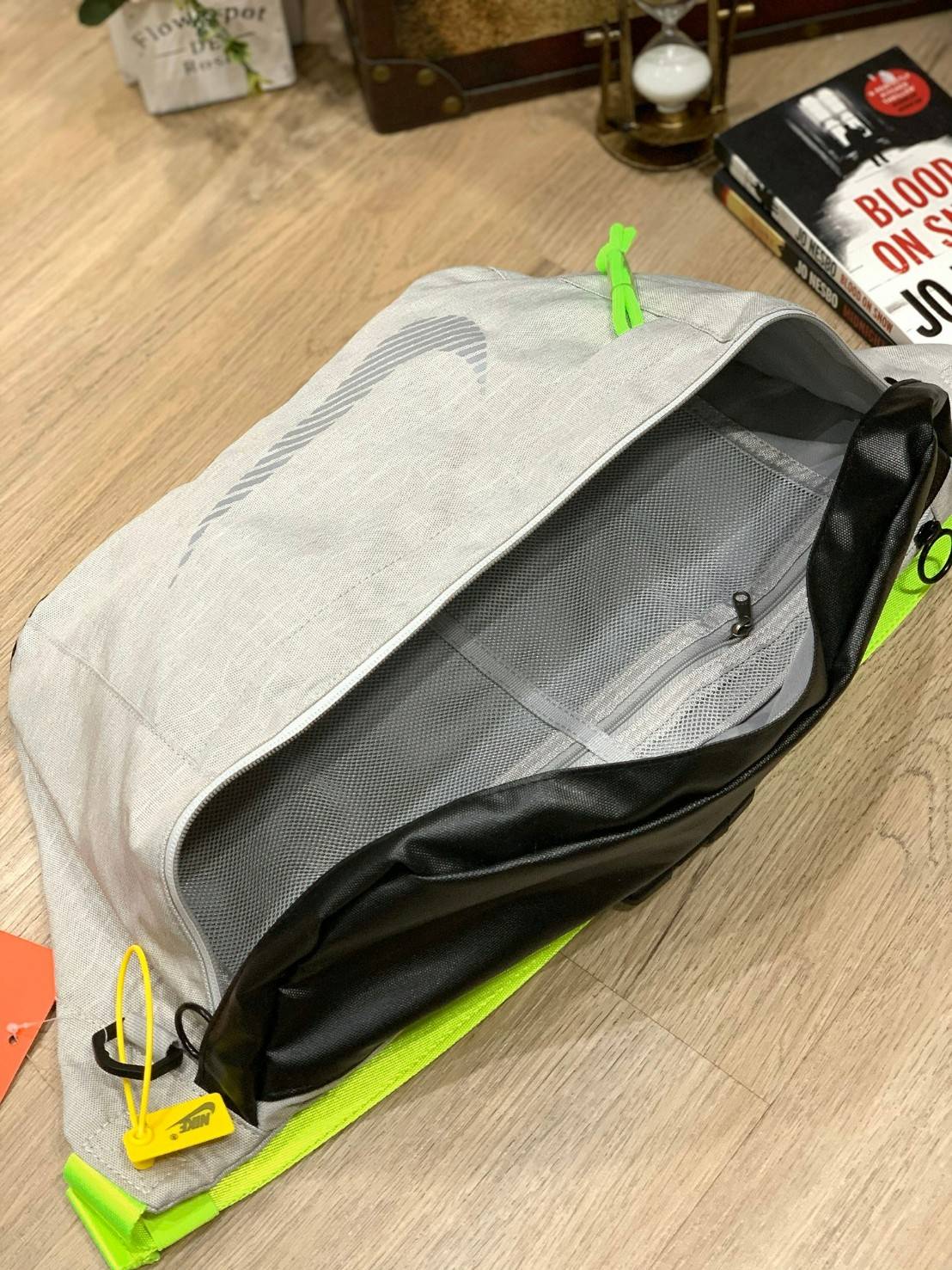 Nike Tech Hip Pack Winterized กระเป๋าnikeทรงคาดอกรุ่นใหม่ชนช้อป ทรงสวย ใบใหญ่สไตล์สปอร์ต ใส่อุปกรณ์กีฬาและพกพาได้อย่างสบายใจ แบ่งเป็นช่องซิปใช้งานทั้งหมด3ช่อง ด้านหน้า ด้านบนและด้านหลัง สามารถแยกของได้เป็นสัดส่วน สายปรับได้ฟรีไซส์ ดีไซน์โลโก้แบรนด์ด้านหน้