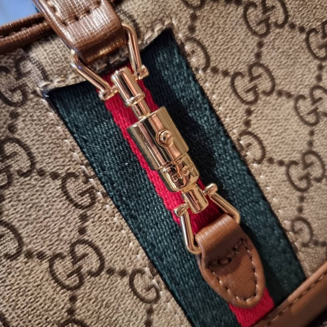 GUCCI Jackie 1961 Mini Hobo Bag GC MULTI BAG น้องคนสวย ใบเล็กแต่สุดว้าว กระเป๋าถือ/สะพายข้างวีไอพี พรีเมี้ยมกิ๊ฟที่จะทำให้หลงรักกันไปแบบสุดๆ น้องน่ารักมีดีเทลแฝงความหรูในตัว วัสดุหนังแคนวาสทนทาน อยู่ทรง ปากกระเป๋ามีตัวล็อค ภายในเป็นช่องโล่ง มีช่องใส่บัตรภ