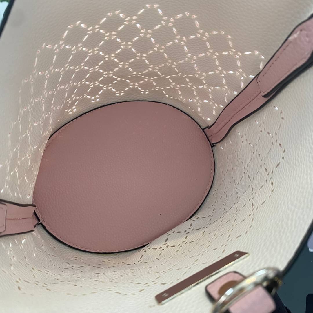 Guess Amara Bucket Handbag ซื้อ 1 ได้ถึง 2 กระเป๋ารุ่นใหม่ล่าสุดทรงถังสุดน่ารัก พิมพ์ลายรอบใบ วัสดุหนังนิ่มคุณภาพดี นิ่ม น้ำหนักเบา ด้านหน้าประดับด้วยโลโก้แบรนด์สวยโดดเด่น เปิด-ปิดด้วยด้วยตัวคล้องอะไหล่เงินสะดวกใช้ ด้านในโล่ง มีสายยาวปรับระดับได้มาให้ มาพ