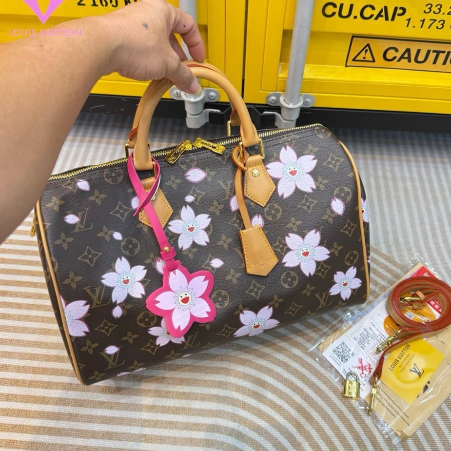 LV x TM Speedy Bandoulière Cherry Blossom bag กระเป๋าทรงหมอนที่ใครเห็นต้องเป็นคลั่งรัก ปรับลุคให้มีชีวิตชีวาด้วยลายดอกไม้ซากุระเชอรี่บลอสซั่ม คอลใหม่สุดเอ็กซ์คลูซีฟ