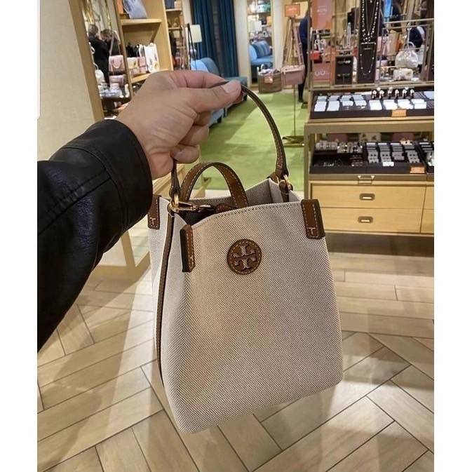 Tory Burch Blake Canvas Bucket Bag รุ่นใหม่ล่าสุด สวยไฉไลฝุดๆ แบบสวยคลาสสิค กระเป๋าทรงถัง วัสดุ Canvas สายหนังแท้ อะไหล่ทอง เปิด-ปิด ด้วยกระดุมแม่เหล็ก ด้านในโล่งมีช่องเล็กใส่โทรศัพท์ได้ น้ำหนักเบา สายสะพายถอดสายได้ crossbody ได้ ปรับระดับได้