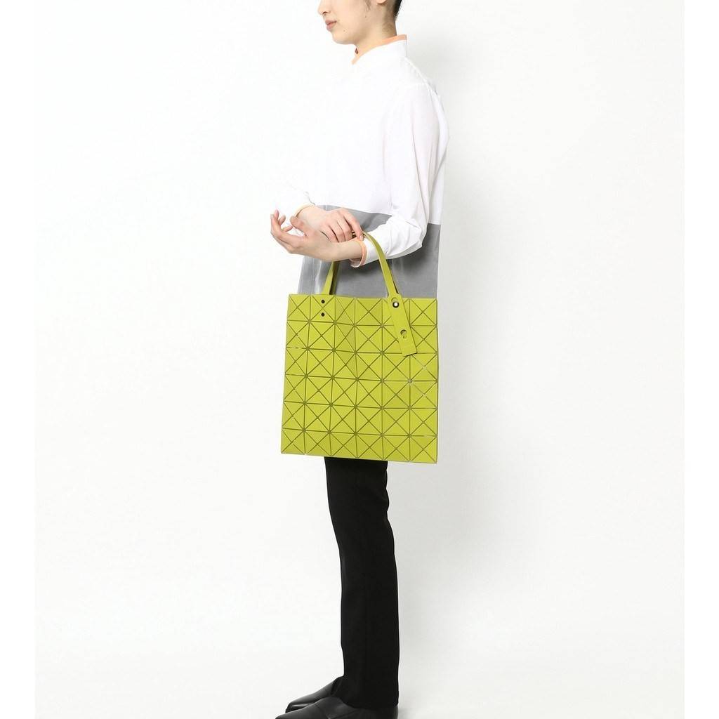 BAO BAO ISSEY MIYAKE LUCENT ONE-TONE กระเป๋าสะพายไหล่ ทรงโท้ท ใบใหญ่สวยมาก ปรับได้หลายทรงตามเอกลักษณ์เฉพาะของแบรนด์นี้ วัสดุ 100% POLYESTER PARTLY: SYMYHETIC LEATHER ด้านในใส่ของได้เยอะมาก ใส่ไอแพด สมุดโน้ตได้สบายเลย วัยทำงานหรือวัยนักศึกษา อย่างน้อยต้องม