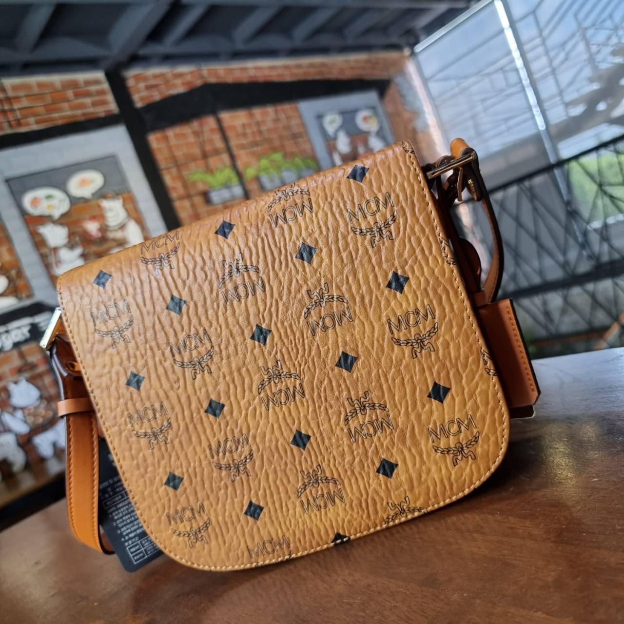 M.C.M PATRICIA SHOULDER BAG IN VISETOS กระเป๋าสะพายไหล่/ข้าง ดีไซน์ได้อย่างมีสไตล์ ดูมีสเน่ห์ด้วยทรงกระเป๋าที่โค้งบริเวณฐาน ให้ความรู้สึกนุ่มนวลมากขึ้น ใบนี้แมทช์ได้กับทุกลุค เท่ๆ casual หรูหรา หวานๆ ก็ทำให้โดดเด่นได้ด้วยไอเท็มนี้ วัสดุหนังแคนวาสคุณภาพดี 