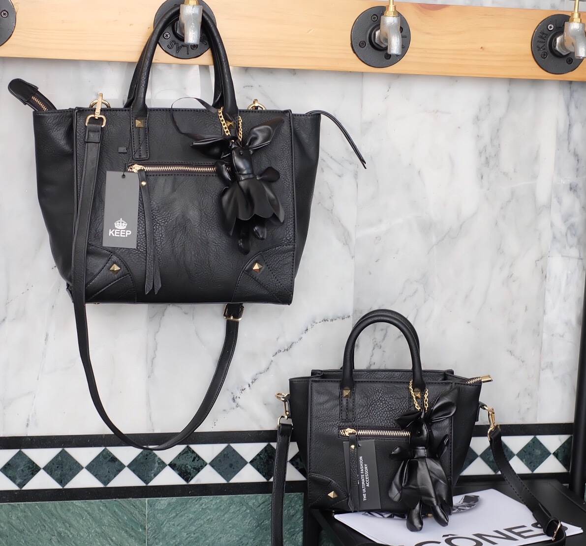 รุ่นใหม่ล่าสุดเลย ห้ามพลาดน๊า !! จากแบรนด์ KEEP รุ่น Teena mini handbag (( size นี้ ใส่กระเป๋าตังค์ยาว และโทรศัพท์ได้ทุกรุ่นคะ )) กระเป๋าสะพายข้าง ขนาดกะทัดรัด หนังเนื้อดี ลายหนังชัด ทนทานคะ น้ำหนักเบา ดีไซด์ ทันสมัย เข้าได้กับทุกชุด สายสะพายเป็นสายหนังปร