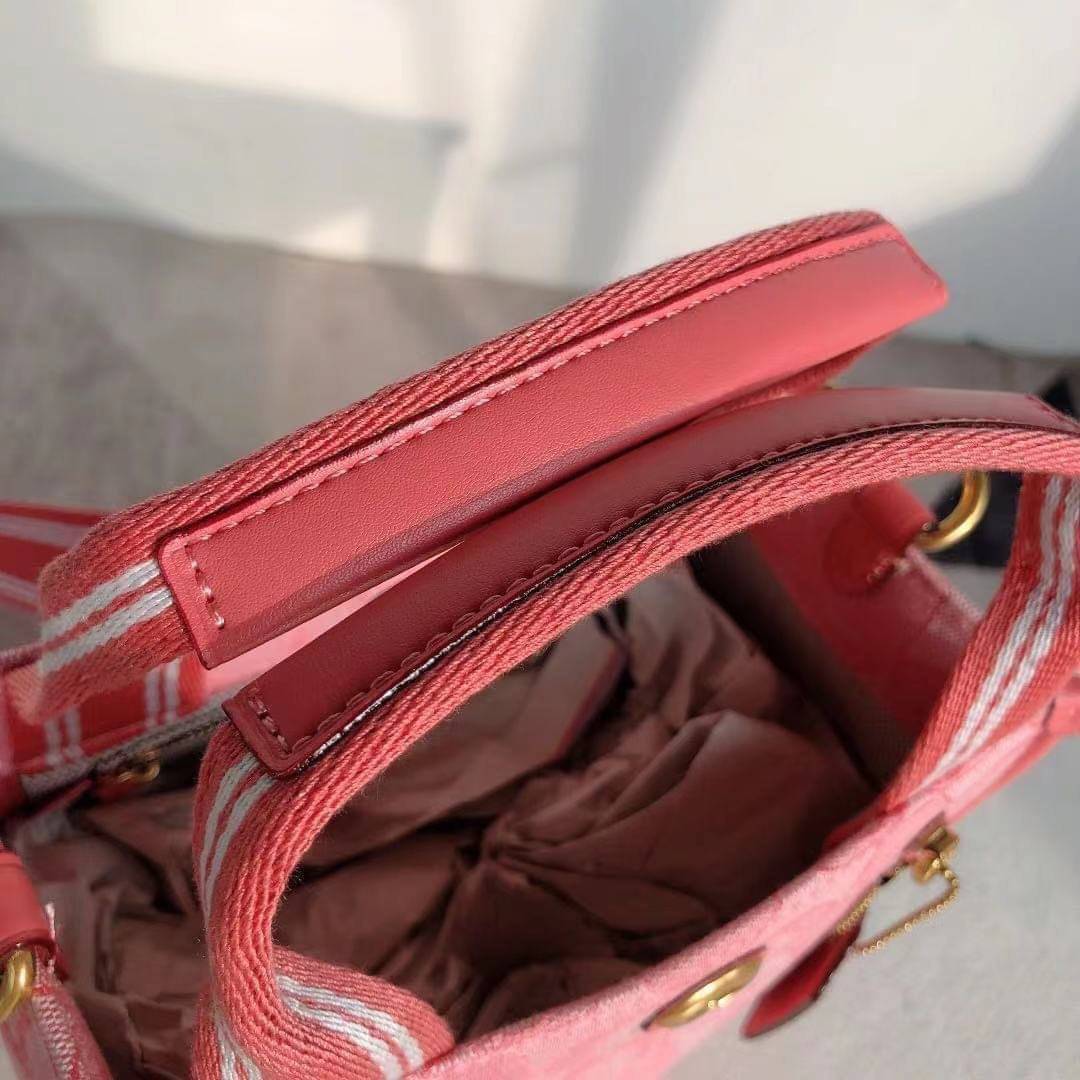 Coach Bape X Coach Tote 22 In Signature Jacquard กระเป๋าถือและครอสบอดี้โท้ทมินิไซส์ รุ่นใหม่สุดฮอต!! ใบจริงคือน่ารักม้ากกกก!! สวยอยู่ทรง มี 2 สี น่ารักน่าใช้ วัสดุหนังแคนวาส มาพร้อมหูจับในตัวและสายสะพายข้าง ถอดออกหิ้วเก๋ๆก็ได้ หรือสะพายถ่ายรูปชิคๆก็ดูดี ล