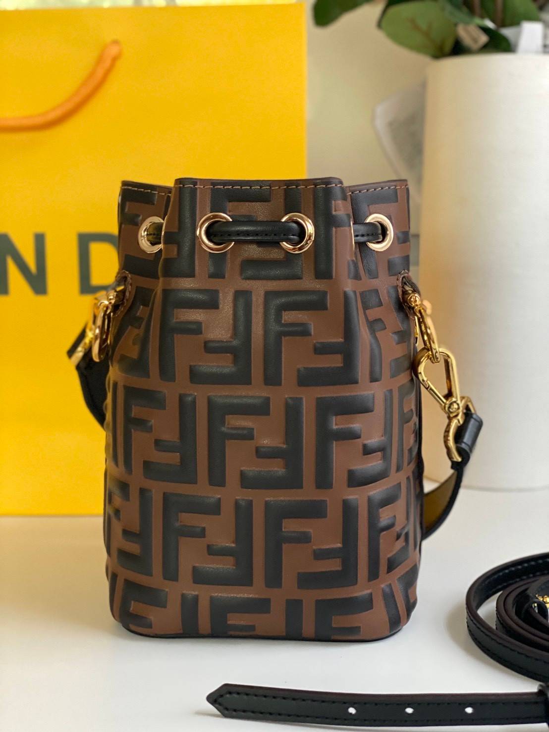 พรีเมี่ยมกิ๊ฟแท้ 100% 】หนังแท้ Fendi Mon Tresor Mini Brown Bag กระเป๋าทรงจบรุ่นฮิตจากแบรนด์ดัง ถือได้ตลอดไม่มีเอาท์