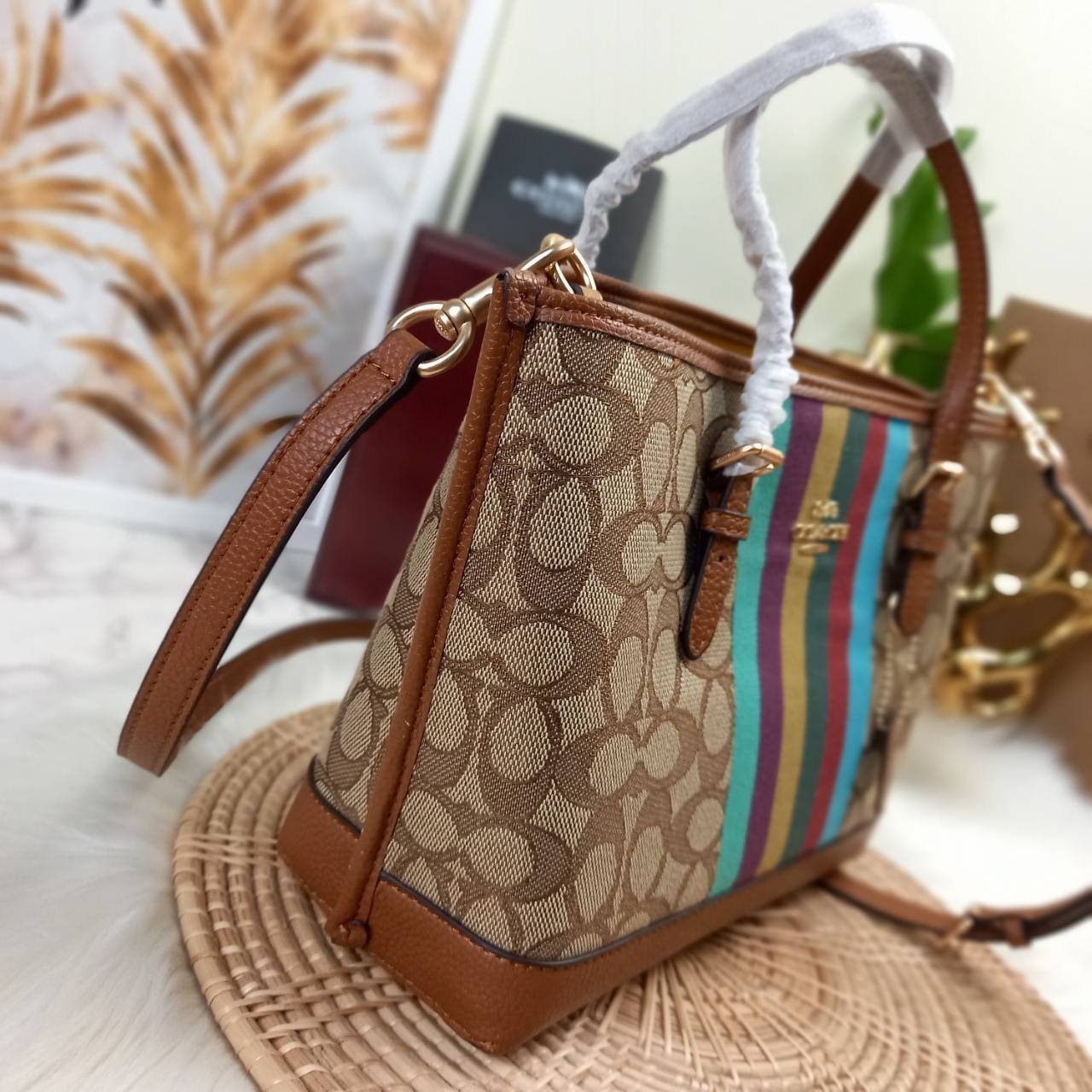 เอาอีกแล้วนะยูวว สวยน่ารักเบอร์นี้ COACH MOLLIE 25 TOTE IN SIGNATURE JACQUARD WITH STRIPES (C4086)🌺รีบมาสวยก่อนใครที่นี่เลย🤩🌈//กระเป๋าถือ กระเป๋าสะพาย ทรง TOTE ขนาดน่ารักกำลังดี ดีไซน์ใหม่ ลวดลายโดดเด่นสะดุดตา//วัสดุJACQUARDทอลาย ผ