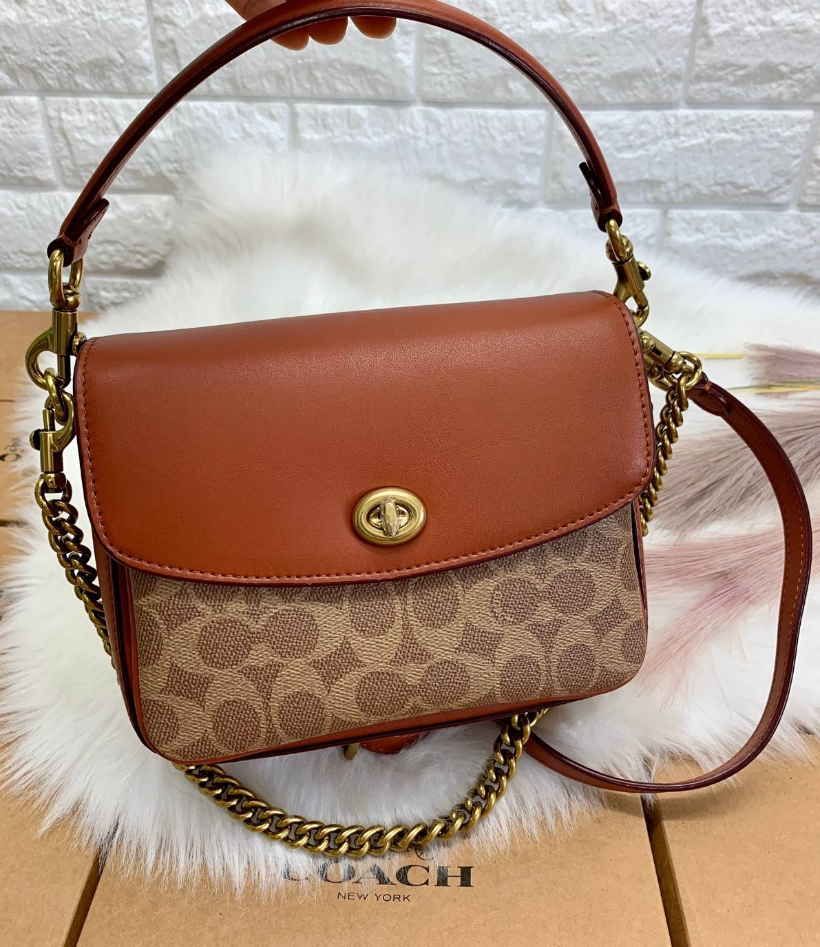 COACH CASSIE CROSSBODY 19 IN SIGNATURE BAG 💋สวย คลาสสิค ดูดีมีระดับมากๆค่ะ!! กระเป๋าแบบหิ้วได้//คล้องไหล่ได้//สะพายข้างหรือครอสบอดี้ร์ได้ วัสดุหนังแท้ทั้งใบอย่างดีค่ะ เปิดปิดกระเป๋าแบบหมุนล็อค ภายในแบ่ง3ช่อง แต่ละช่องกว้าง สามารถใส่กระเป๋าเงินใบกล