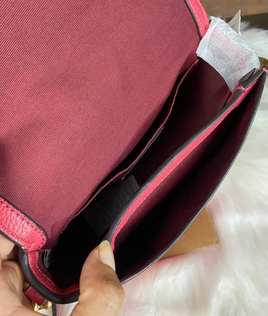 OUTLET 】COACH SADDLE BAG WITH HORSE AND CARRIAGE (COACH C4058) หนังกรวดละเอียดภายในกระเป๋ามัลติฟังก์ชั่น กระดุมแม่เหล็ก ซับในผ้านอกกระเป๋าเปิด สายสะพายถอดได้ สายสะพายยาว 22" สำหรับสะพายไหล่หรือ crossbody